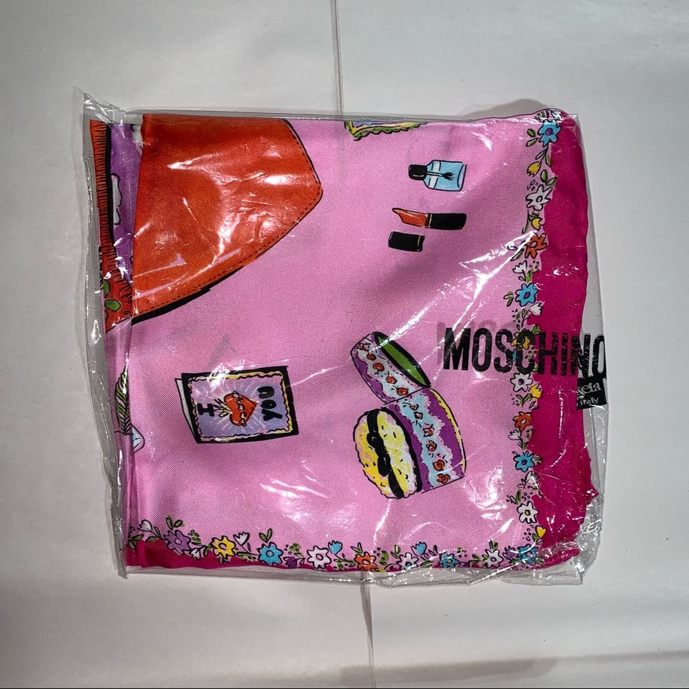 NWT authentic MOSCHINO Four Types of Women SILK SCARF bubble gum pink - Picture 4 of 12
